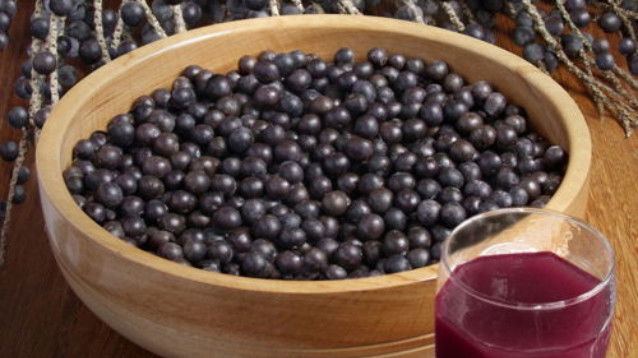 Integratori naturali per capelli secchi e per la pelle: bacche di acai