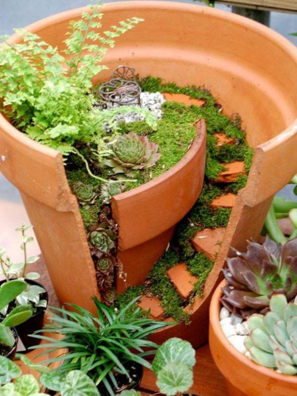 Giardini delle Fate: ecco come realizzare una composizione floreale con dei vasi rotti