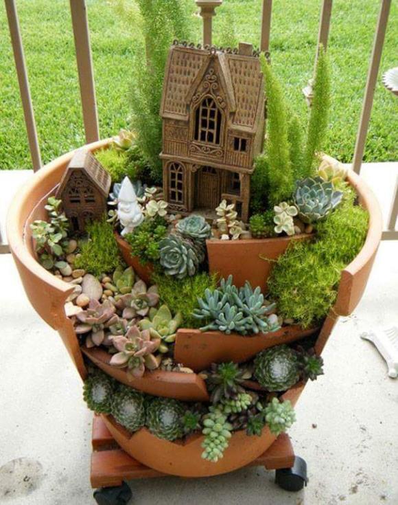 Giardini delle Fate: ecco come realizzare una composizione floreale con dei vasi rotti