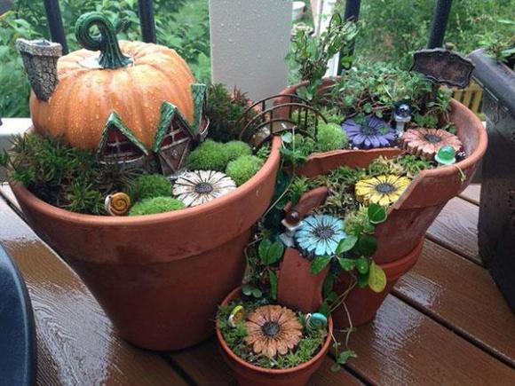 Giardini delle Fate: ecco come realizzare una composizione floreale con dei vasi rotti