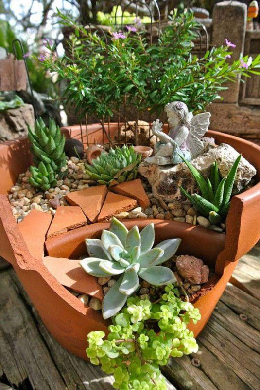 Giardini delle Fate: ecco come realizzare una composizione floreale con dei vasi rotti
