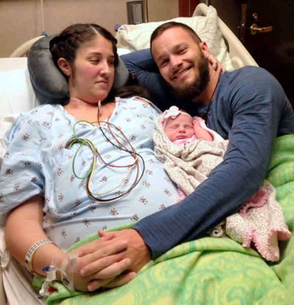 La mamma entra in coma dopo il parto. Poi un’infermiera le avvicina la sua bambina