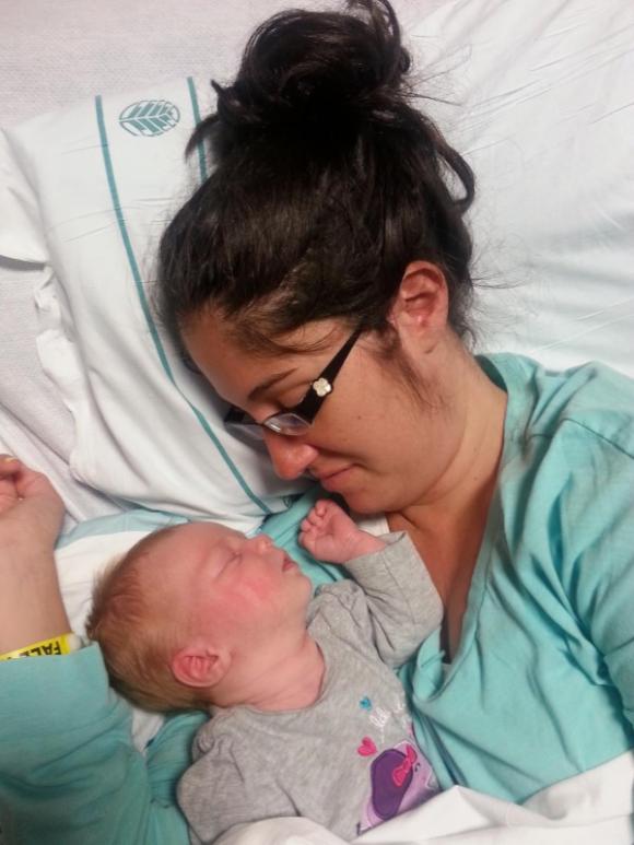 La mamma entra in coma dopo il parto. Poi un’infermiera le avvicina la sua bambina