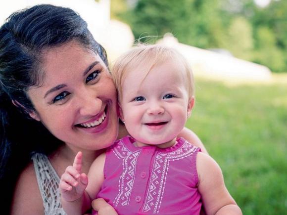 La mamma entra in coma dopo il parto. Poi un’infermiera le avvicina la sua bambina