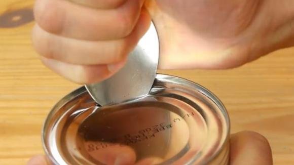 Ecco come aprire un barattolo di latta con un cucchiaio