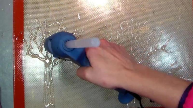 Mette della colla a caldo sulla carta da forno. Ecco cosa succede quando si asciuga