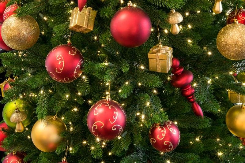 Elegant geschmckter Christbaum mit goldenen und roten Weihnachts