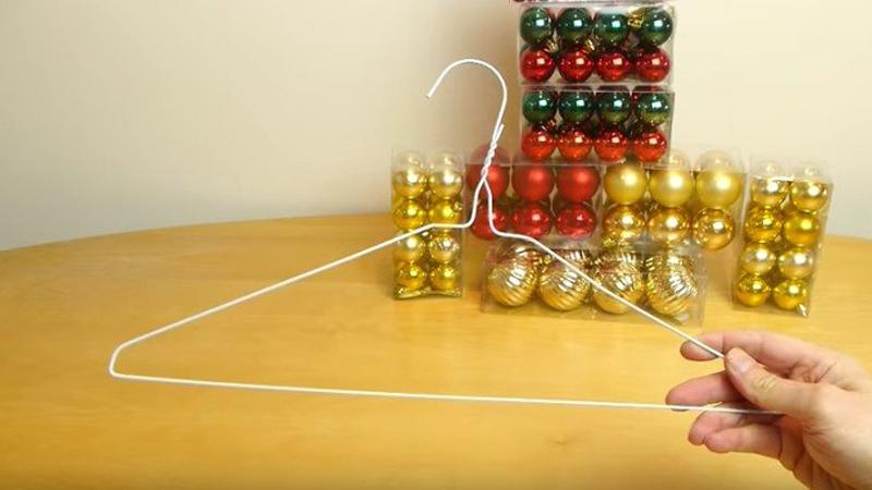 Ecco come realizzare una decorazione natalizia partendo da una gruccia