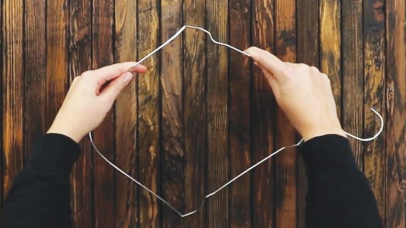 Prende una gruccia e la deforma. Ecco un’idea originale per il Natale!