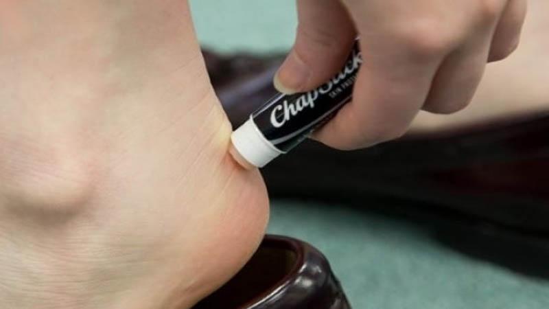 Mette il lucidalabbra sul tallone. Il motivo è geniale