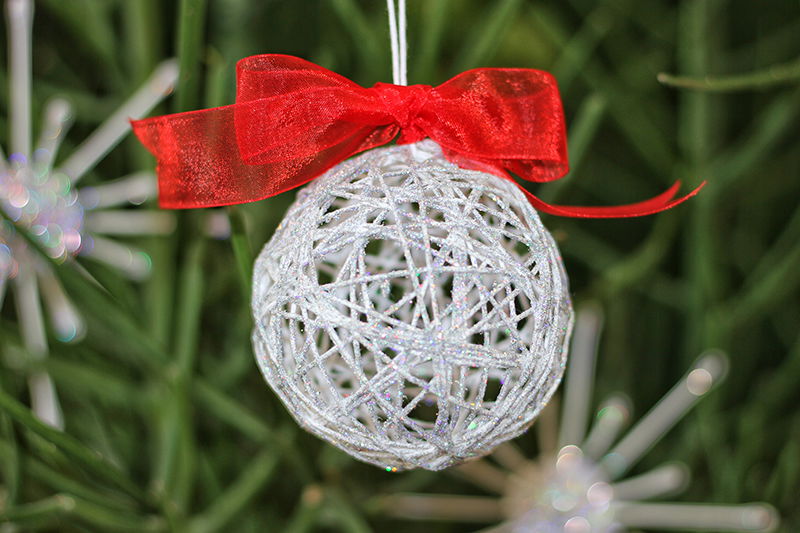 Come realizzare una pallina di Natale con lo spago