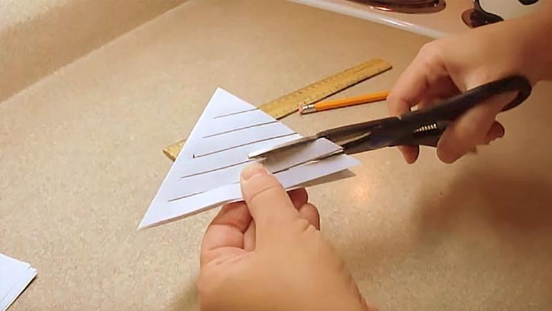 Fa cinque tagli sulla carta e realizza un addobbo natalizio davvero stupendo!