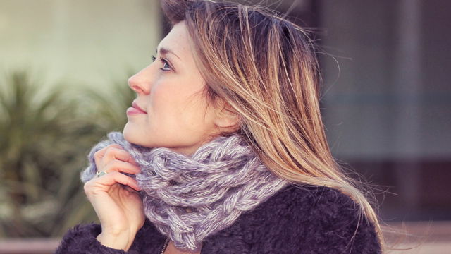 Come realizzare una sciarpa ad anello con le mani