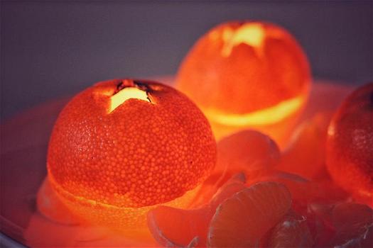 Candele ornamentali con i mandarini