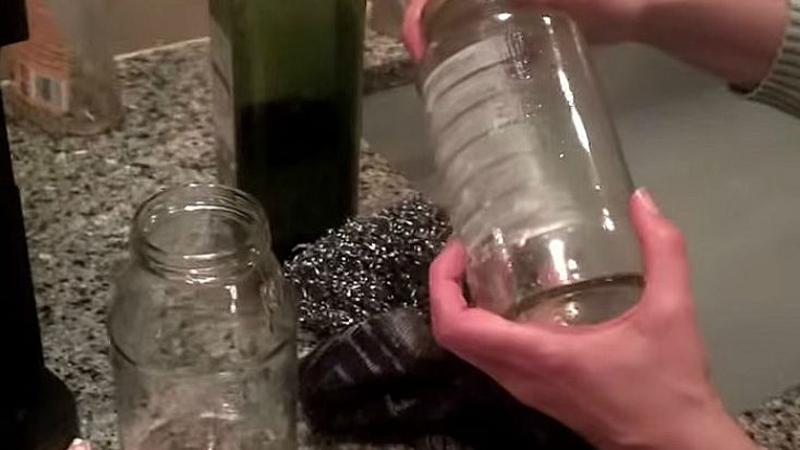 Come rimuovere le etichette dai barattoli di vetro con un solo ingrediente