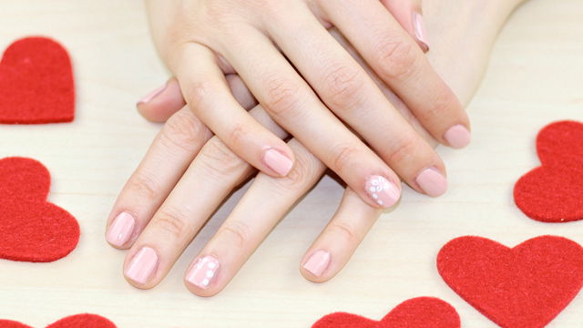 Nail Art: come fare dei fiori con una forcina