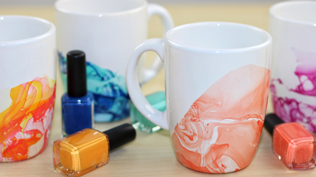 Come decorare le tazze con lo smalto per unghie