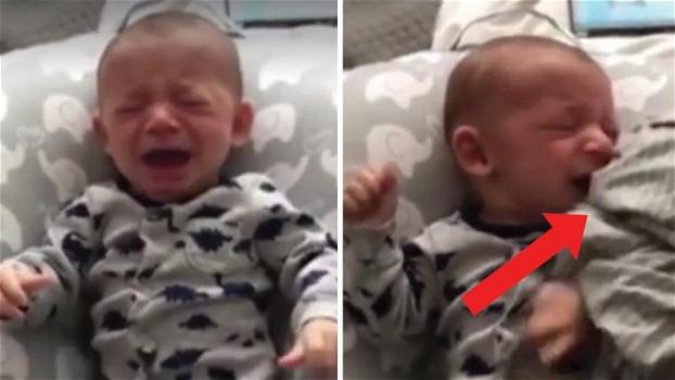 Il neonato piange perché vuole la mamma. Ecco come riesce a calmarlo il suo papà