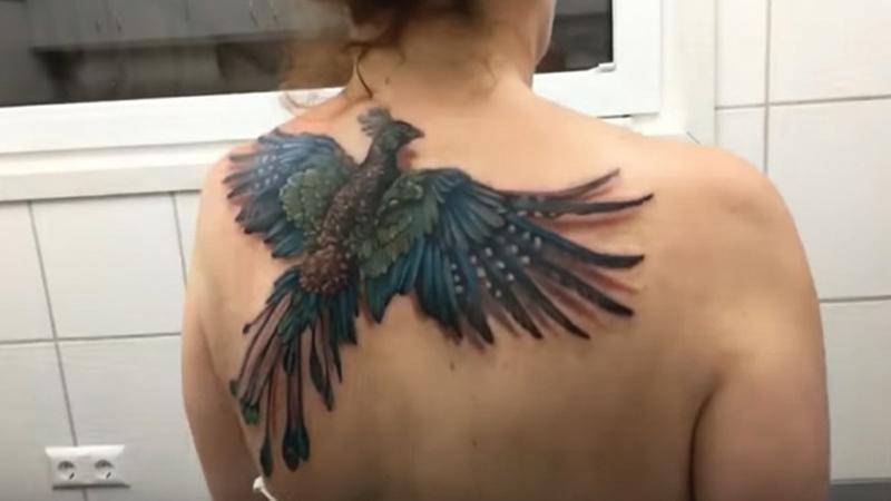Sembrava un normale tatuaggio. Poi la donna muove le spalle ed inizia la magia!