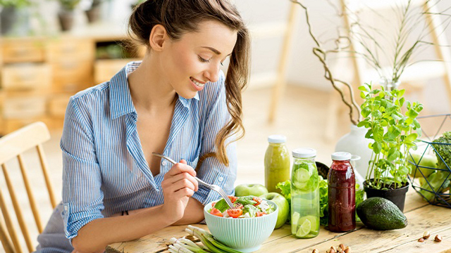 Come nutrire la pelle a tavola? Ecco i cibi che fanno bene