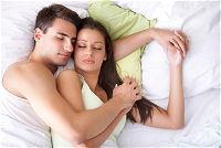 La posizione nella quali dormi con il tuo partner dice molto sulla tua relazione. Ecco le più comuni