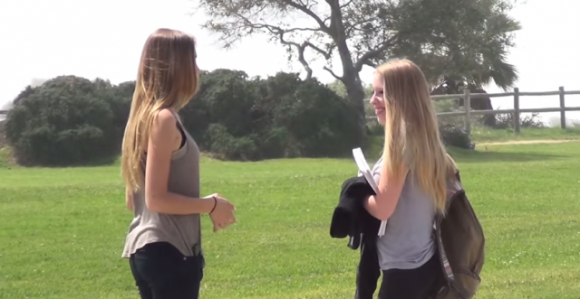 Questa donna ci ha provato con delle sconosciute per strada: ecco le loro reazioni