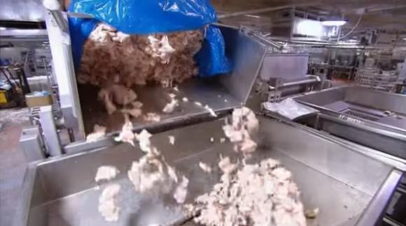 Avrete ancora il coraggio di mangiarlo ora che avete visto come viene prodotto?