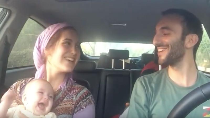 I suoi genitori iniziano a cantare “One day”. La reazione della bimba è stupenda!
