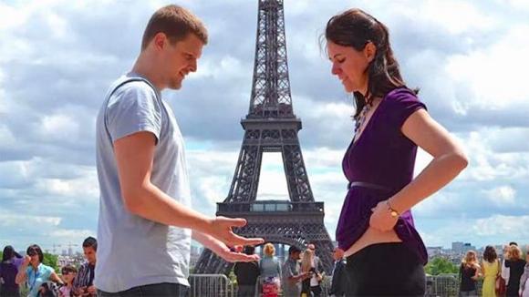 Una coppia si bacia davanti alla Tour Eiffel. Poi lei alza la maglietta ed accade qualcosa di stupendo