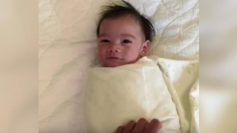 Bimbo viene avvolto in una coperta per dormire. Il giorno successivo, la sua reazione è dolcissima!