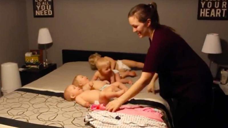 Questa mamma deve mettere a letto i suoi 4 figli. Il modo in cui lo fa è fantastico