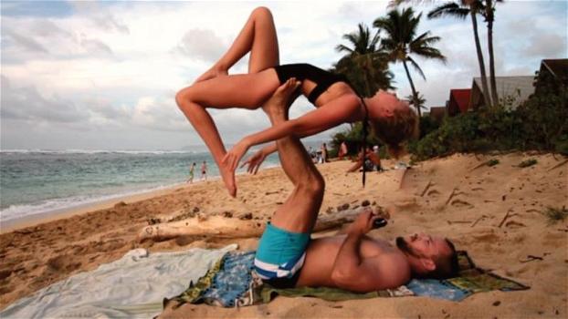 Fanno yoga sulla spiaggia. Lei non immagina la sorpresa che l’attende a testa in giù!