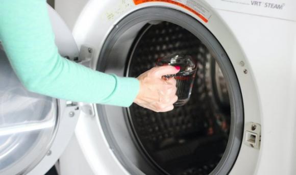 Versate aceto nella lavatrice: è il modo perfetto per unire economia ed ecologia