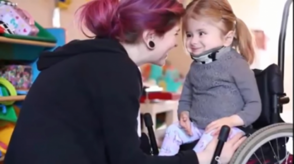 I medici la avvisano: “La tua bambina sarà fatta di vetro”. Ma quando partorisce stupisce tutti