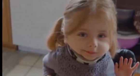 I medici la avvisano: “La tua bambina sarà fatta di vetro”. Ma quando partorisce stupisce tutti