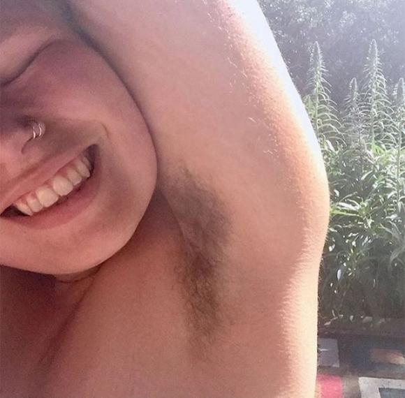La fitness blogger mostra cosa succede quando non ci si rasa per un anno intero