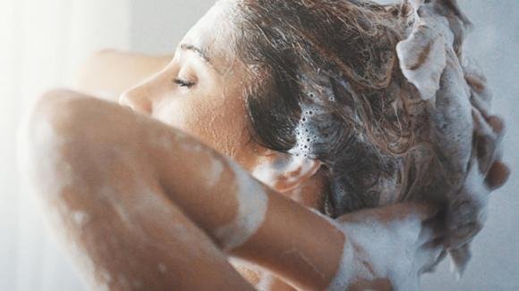 Il gommage: lo scrub che cambierà il modo di curare i vostri capelli