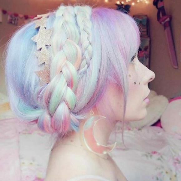 L’ultima moda delle acconciature 2017 sono i capelli olografici. Guarda che spettacolo!