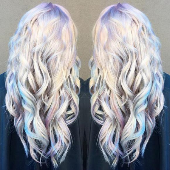 L’ultima moda delle acconciature 2017 sono i capelli olografici. Guarda che spettacolo!
