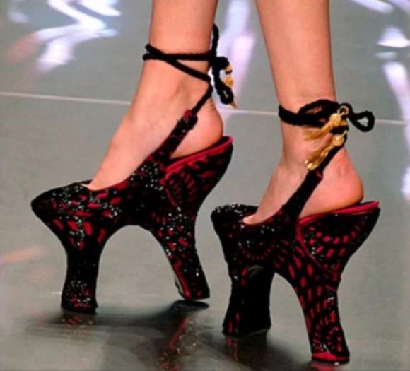 Sono le scarpe più strane del mondo. Solo guardandole ti faranno male i piedi