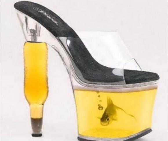 Sono le scarpe più strane del mondo. Solo guardandole ti faranno male i piedi