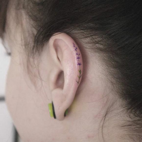 I tatuaggi più trendy del 2017 sono quelli lungo le orecchie! Guardate che spettacolo