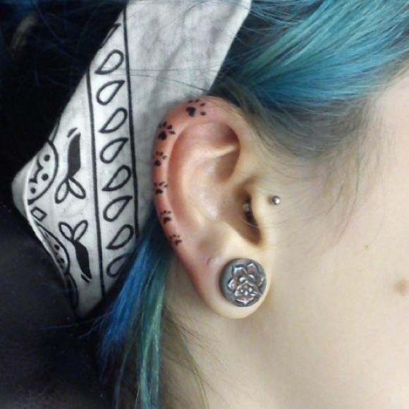 I tatuaggi più trendy del 2017 sono quelli lungo le orecchie! Guardate che spettacolo