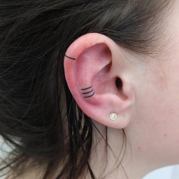 I tatuaggi più trendy del 2017 sono quelli lungo le orecchie! Guardate che spettacolo