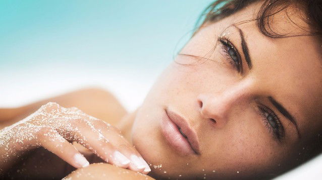 Scottature solari: ecco i rimedi naturali e che cosa non fare