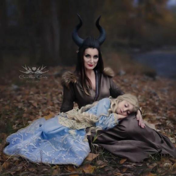 Una bimba di 7 anni e la sua mamma indossano i costumi Disney. Le loro foto sono stupende!