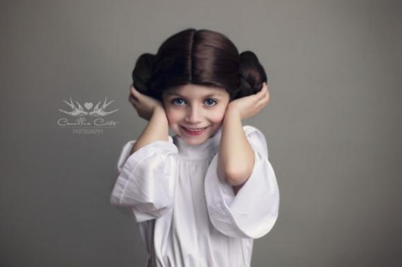 Una bimba di 7 anni e la sua mamma indossano i costumi Disney. Le loro foto sono stupende!
