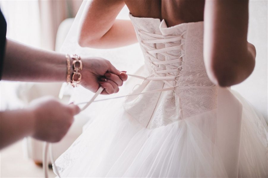 Come organizzare un matrimonio: scegliere l'abito da sposa