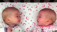 Due gemelle identiche si guardano in viso per la prima volta. La loro conversazione non ha prezzo!