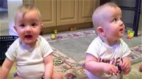 I gemelli giocano allegramente fino a quando il papà starnutisce. La reazione dei bambini è esilarante!